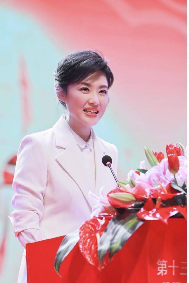 著名主持人周涛现身活动,丸子头搭配白色西服套装,看着不像51岁_女性