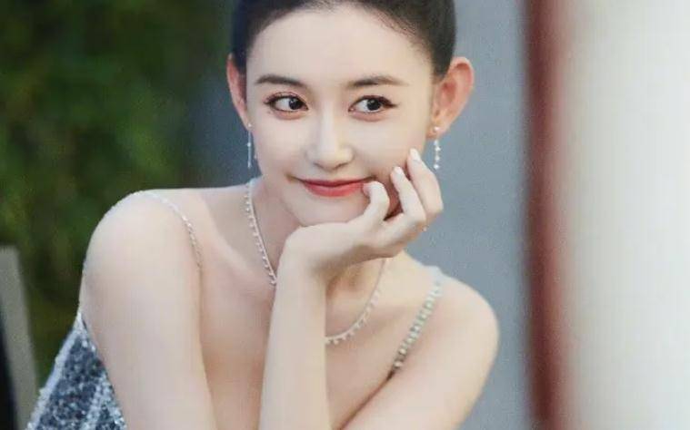 蒋依依被拍到生图,腰线与路人对比:这才是校花级的美貌_网友_赵今麦