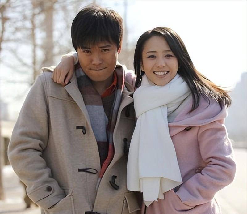 "西域美女"佟丽娅挑战黑色吊带礼服,大长腿引人注目_陈思诚_北京_中国