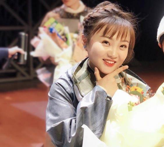 林妙可晒美照,穿一身鹅黄色汉服清新十足,减肥之后越来越漂亮_事情