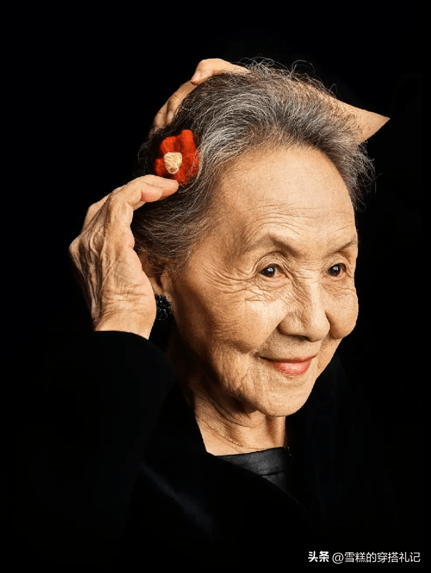 女人过了60岁,就少穿艳丽色,多盘发!看吴彦姝就知道,优雅得体