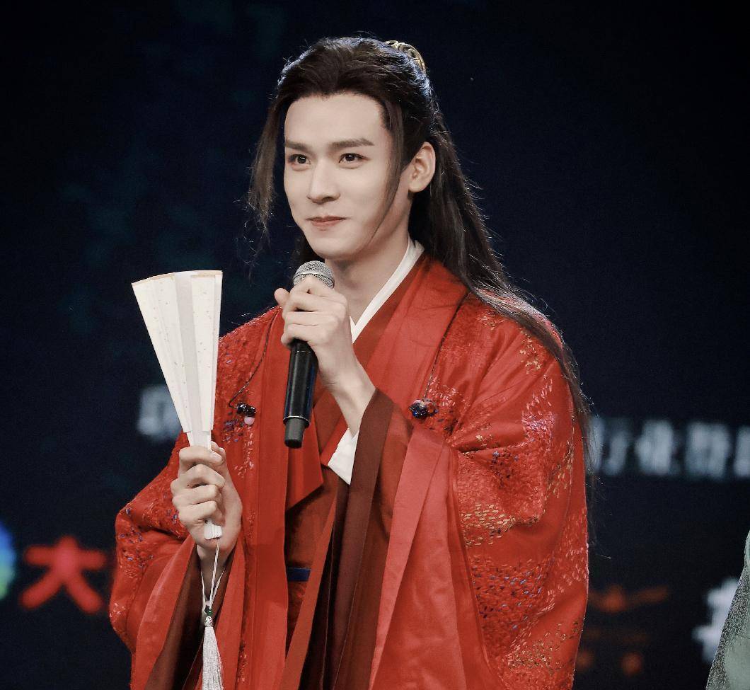 原来在结束不久的《山河令》演唱会中,龚俊与张哲瀚合唱的《天问》