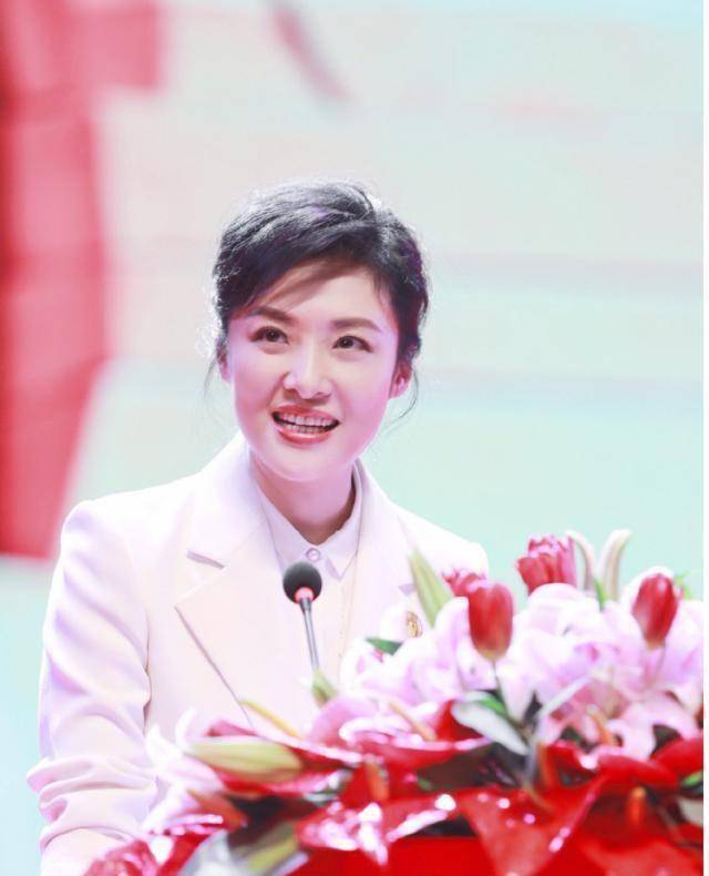 著名主持人周涛现身活动,丸子头搭配白色西服套装,看着不像51岁_女性