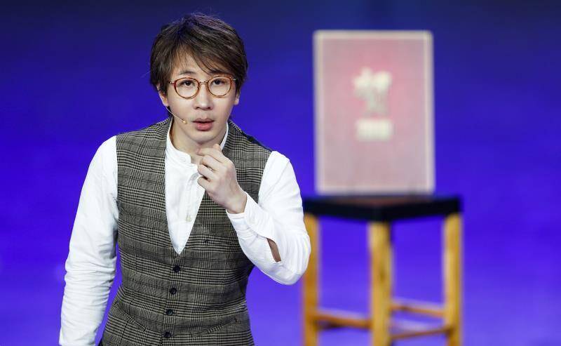 刘谦除了出色的魔术技艺,最大的加持莫过于他的表演能力,他的话语总能