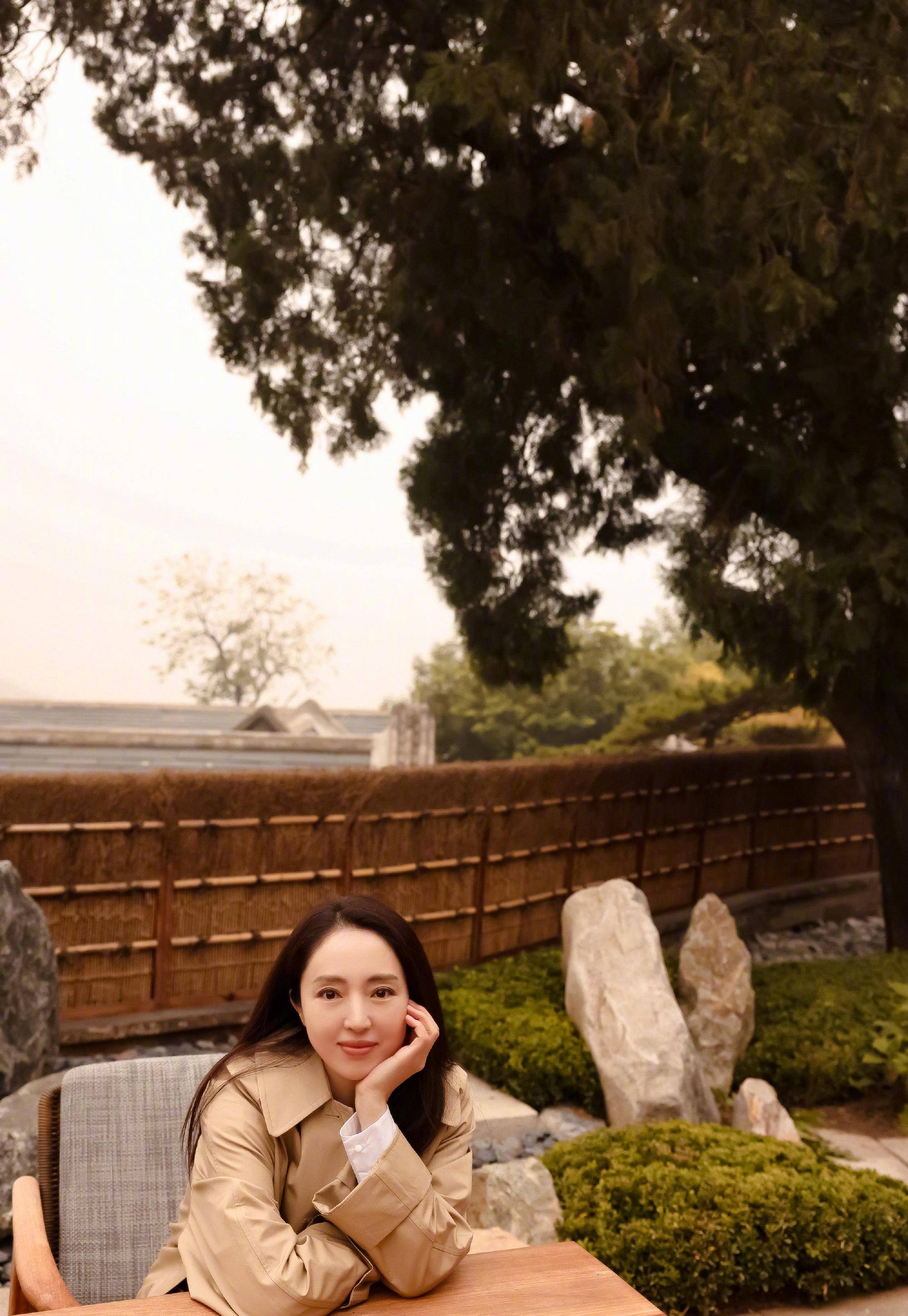 董璇晒自拍照,自信美出你的想象,南星的妈妈,曾艳压多少女主_生活