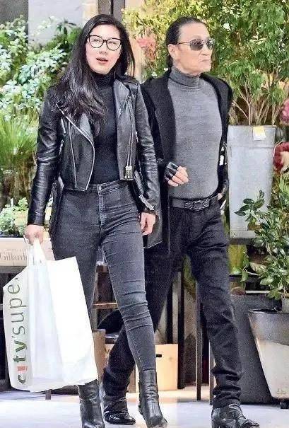 他与33岁的女友支付2千万分手费,如今他已85岁精神依旧矍铄_谢贤和