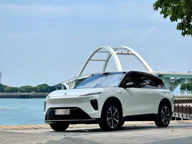 这种抑与扬的设计处理,使得全新es8的视觉效果更加纯