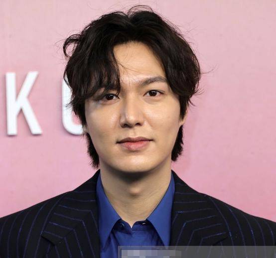 李敏镐出席某电视剧全球首映礼,照片中,他身穿黑色西服,内搭蓝色衬衫