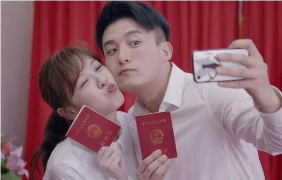 当中早已领证,金世佳也就是爱情公寓里面胡一菲的弟弟陆展博的扮演者