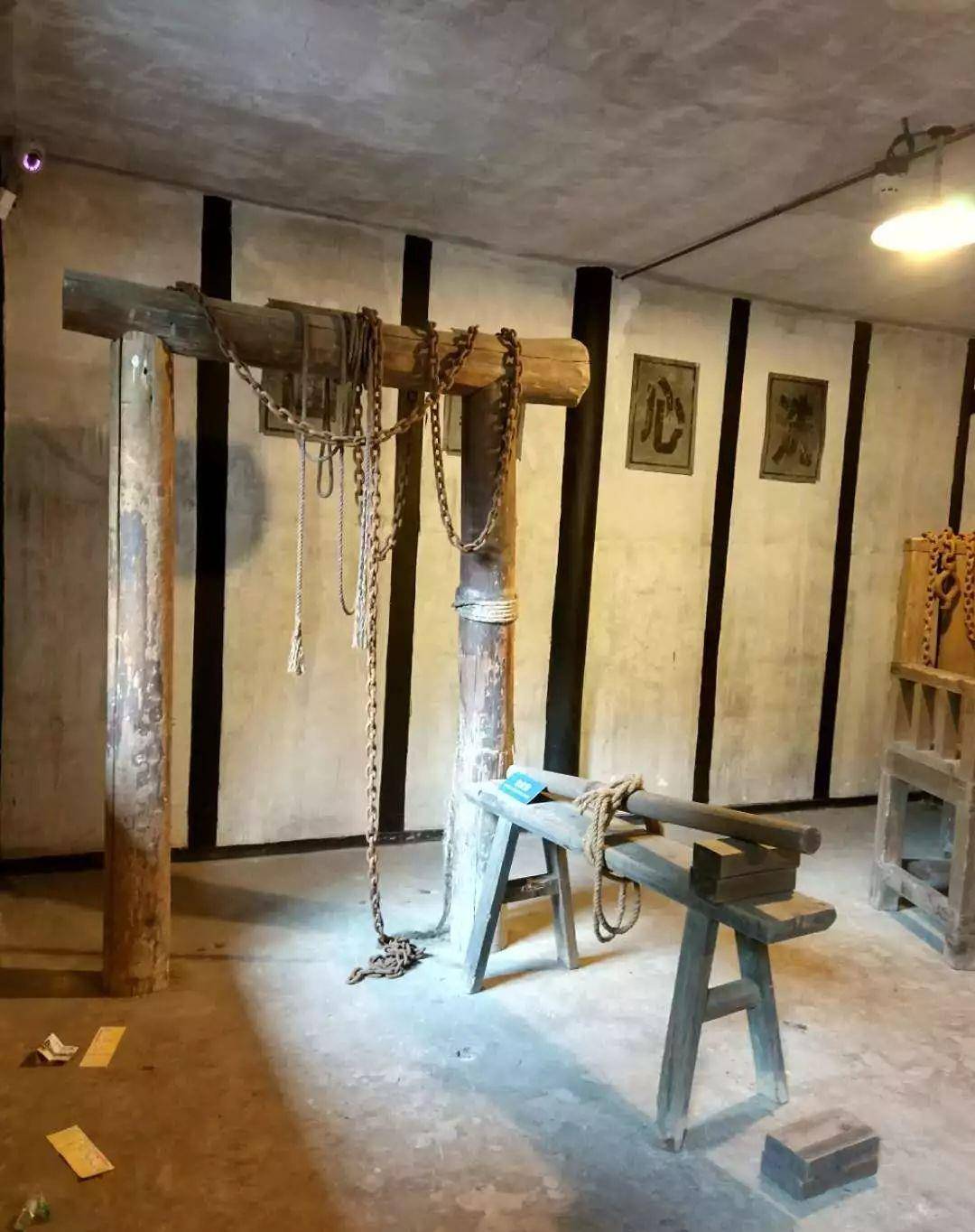 重庆工人修复渣滓洞女牢,意外发现大洞,专家:洞中物品来头不小_进行