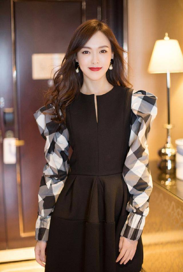 大红唇配小黑裙气质出众秀细长直美腿_活动_刘海_网友