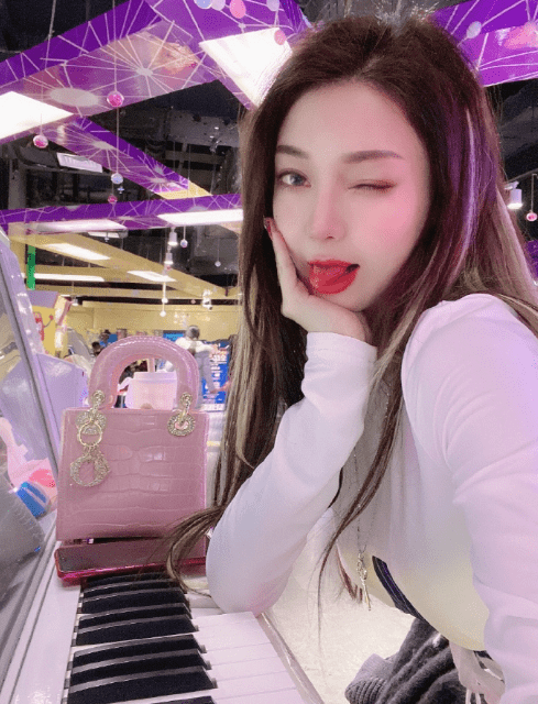 郭美美未精修照片曝光,面部臃肿笑起来像哭,被指是打针后遗症_一个人