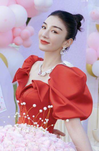 44岁黄奕生日晒美照,面前超大玫瑰花达半人高,与女儿草坪上合影_红色