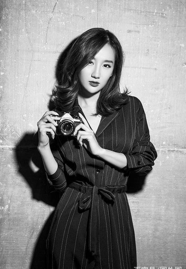 更有著名导演冯小刚要签约高洋出演女3号,这是多少演员的梦,虽然不是