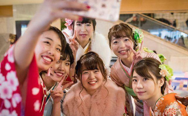 原创            同样20岁成人礼，日本年轻人庆祝场面温馨，韩国却情侣宾馆爆满！-日本人的成人礼是什么