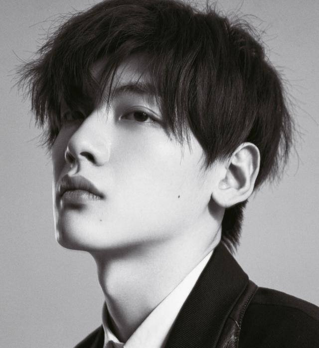 r1se男团全员拍大片,何洛洛变绅士,周震南粉红西装抢镜!