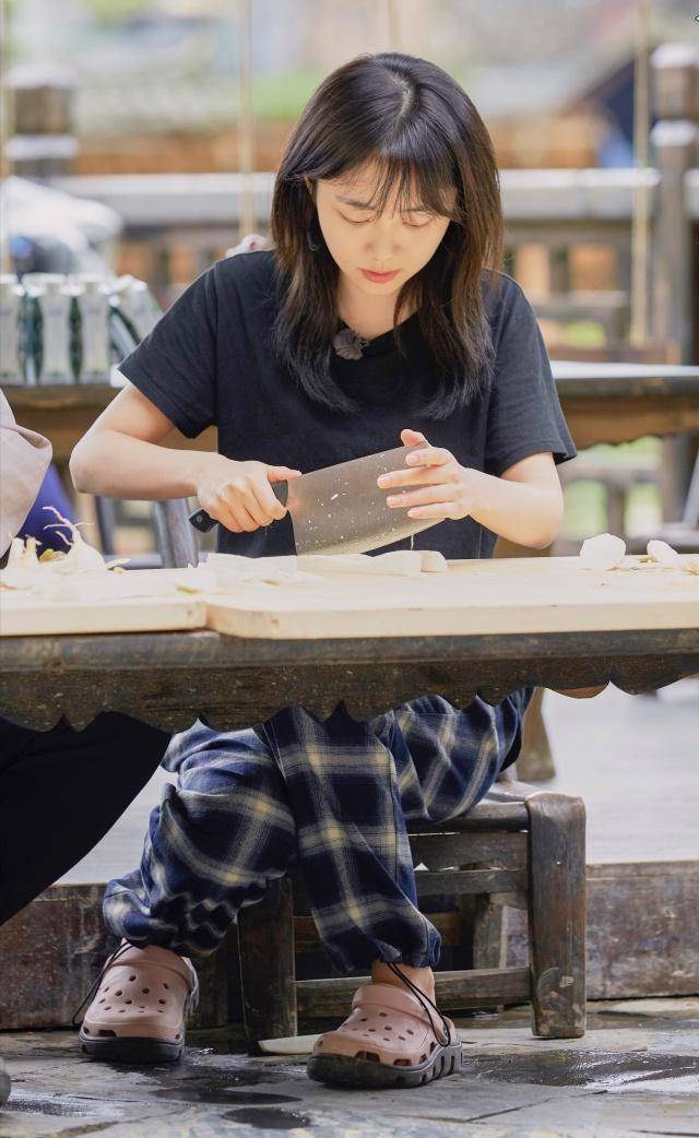 18岁张子枫1千5衬衫配马尾,同框谭松韵,相差12岁少女感不相上下_牛仔