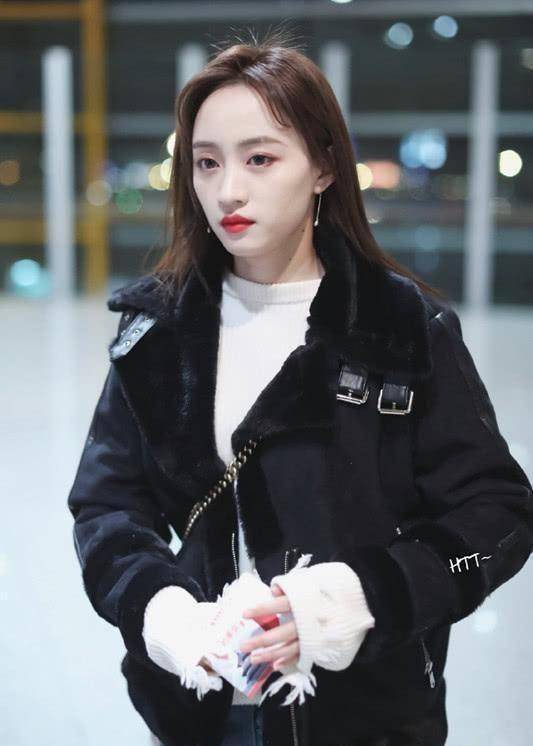 snh48黄婷婷穿"狗啃式毛衣",配上补丁款裤子,穿乞丐装够潮!