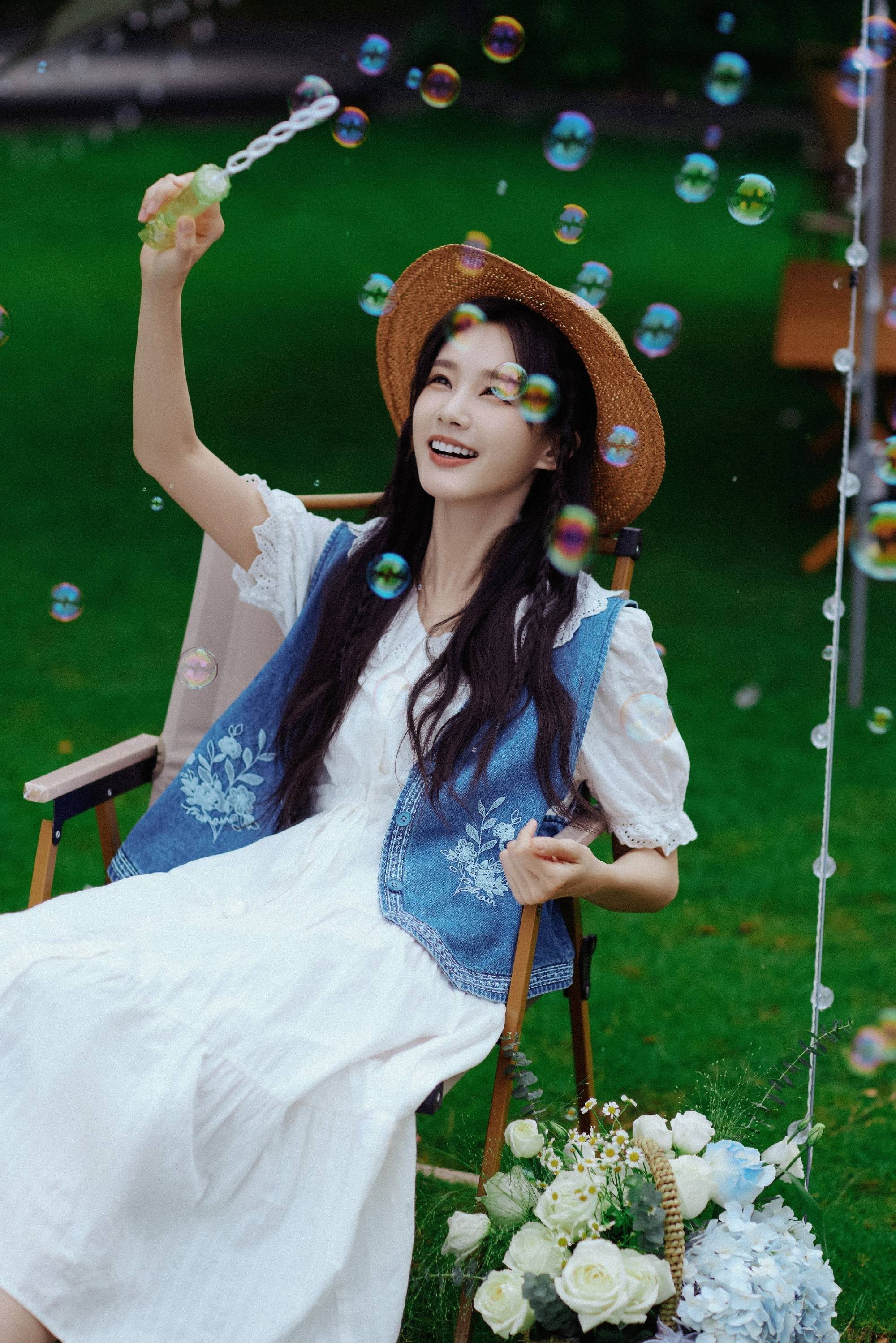 李一桐夏日万花桐青春活泼写真_五官_短裤_牛仔