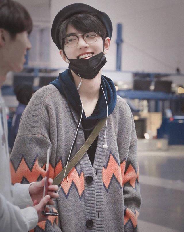 30岁的肖战久违的学生装打扮,他还是那个少年啊_生活_社交_学长