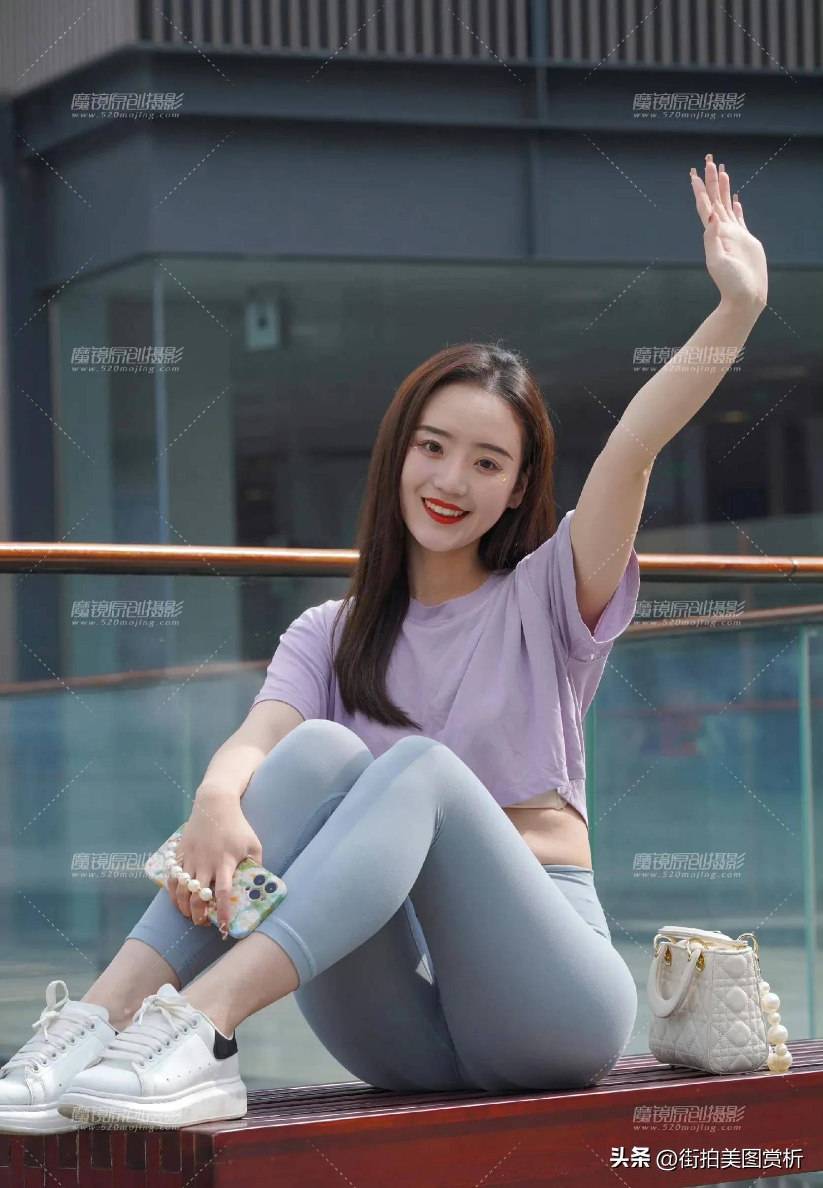 瑜伽裤搭配紫色体恤衫,短款体恤衫更能突出女生的窈窕玲珑的曲线美,令
