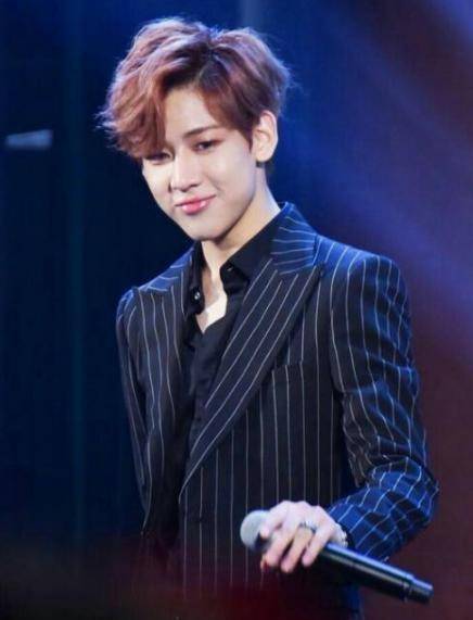 帅气的脸孔,姣好的身材,幽默的性格,就连外媒对于bambam的时尚气质都