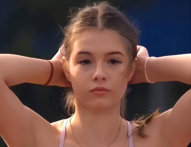 17岁俄罗斯运动员,因清纯可人火爆网络,绝美颜值让人看了心动_跳远