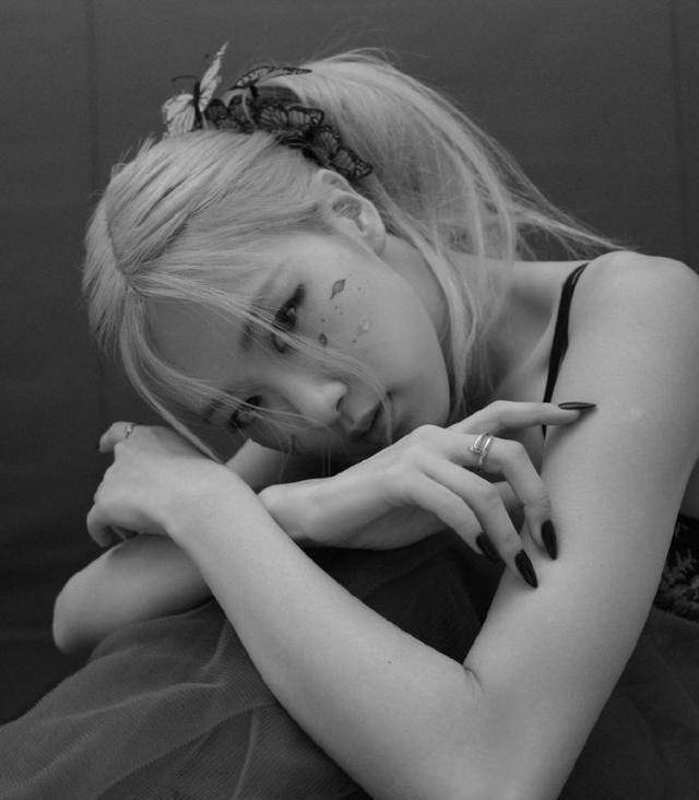 blackpink朴彩英式晒照,怼脸自拍脸颊比耶可爱,黑白泪滴妆绝美_hank