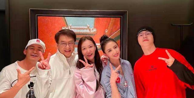 歌唱家谭晶组了局,王宝强,刘昊然,陈思诚夫妇都在,成龙同样在场,一行