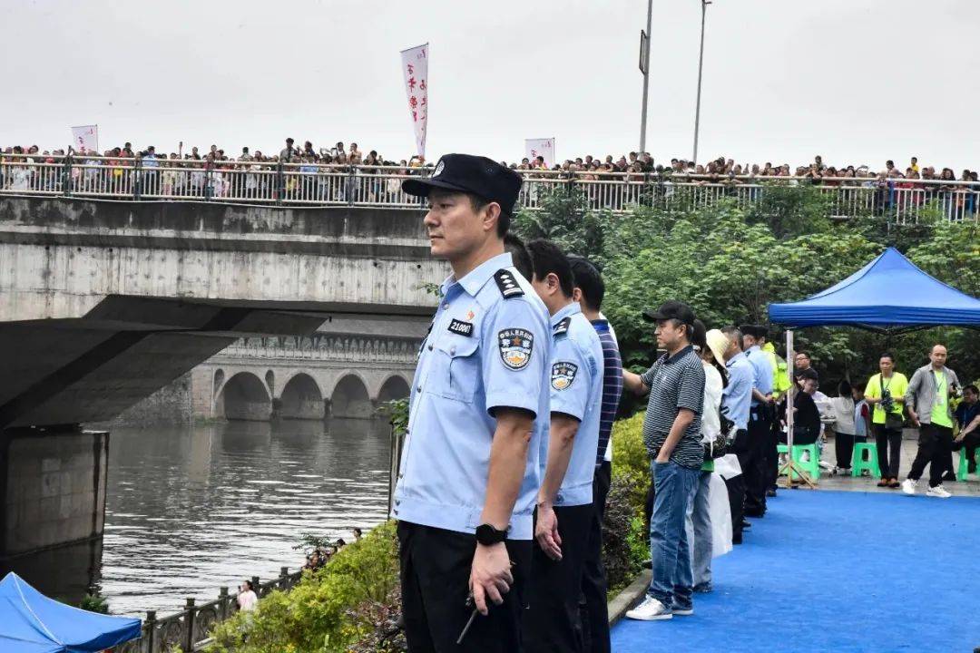 首屆兩省三縣邊區端午龍舟賽在秀山峨溶鎮花垣河上掀開戰幕