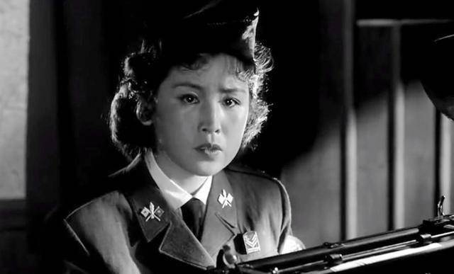 《打击侵略者》演女一号,长相漂亮,却为何似杨丽坤只演两部电影_尹