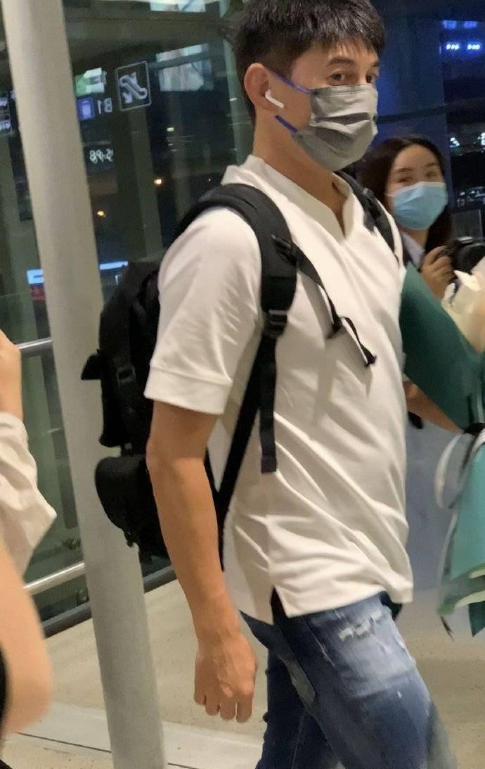 50岁吴奇隆现身魅力十足的机场,女粉丝紧随其后,身高却意外抢尽风头