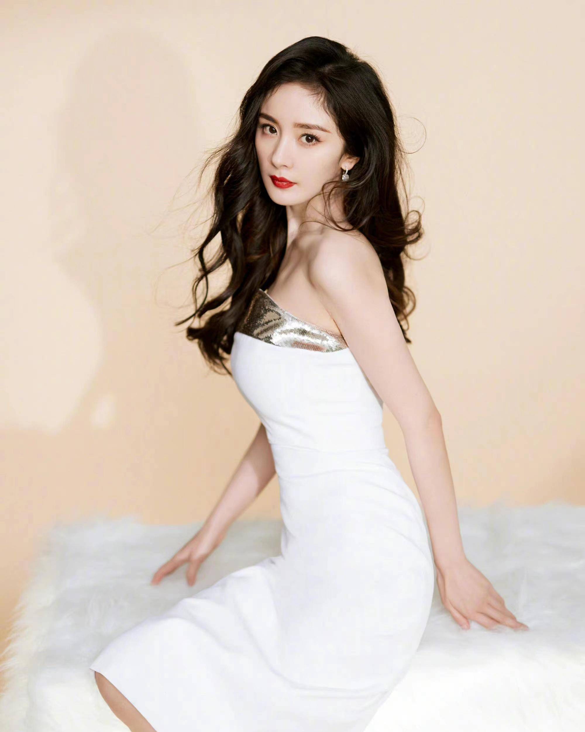 姐姐新活动造型上线,白色抹身材裙,清新淡雅,出众!_气质_衣服_高跟鞋