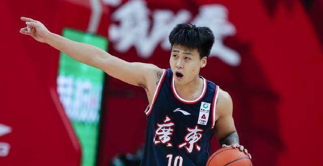 6犯离场 垫脚!赵睿大战广厦憋屈,7中3下场神情落寞_赵岩昊_比赛_广东