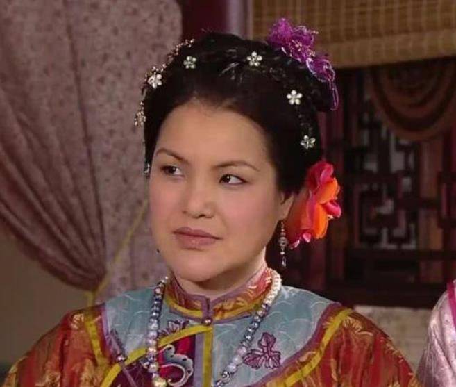 她是香港的"丑星",拍戏拿着低廉的工资,却拿着买房钱捐建学校_马蹄露