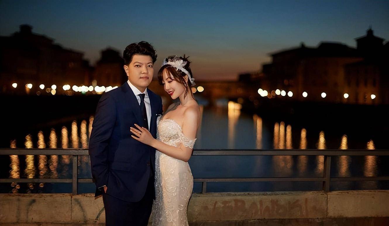 安徽主持余声:32岁嫁富豪,金星做证婚人,丈夫陷风波后现状如何_魏鹏