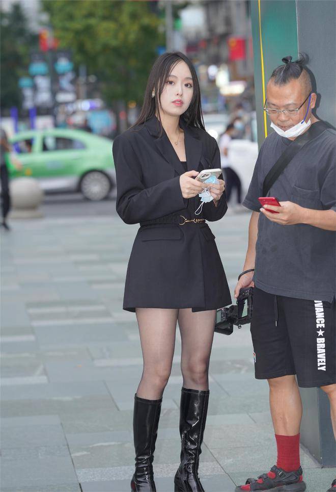 美女把黑色长款西服当裙穿,脚踩黑色漆皮中筒靴,又甜又酷_风格_好身材