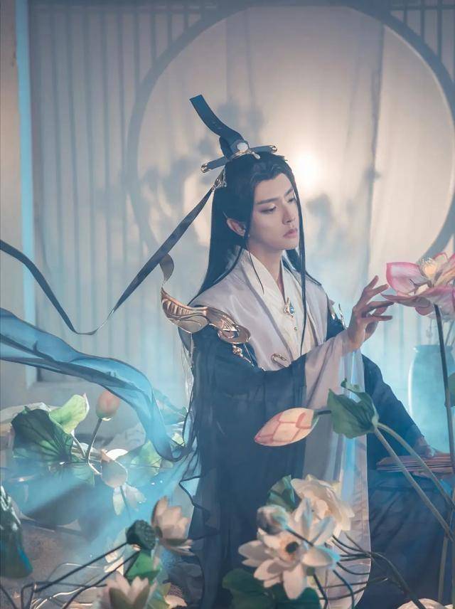 甚至少了些辨识度,但在古风圈他就是公认的"颜值扛把子",他长得很清秀