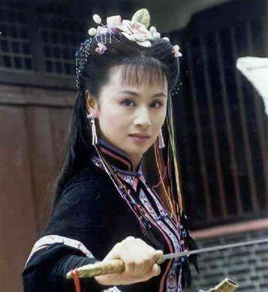 小时候看过好多她的剧,还记得《九岁县太爷》,曹颖给小曹骏做老婆,可