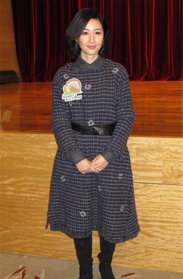 关咏荷发福明显,气质不如当年,张家辉回应:依旧是最完美的女神_连衣裙