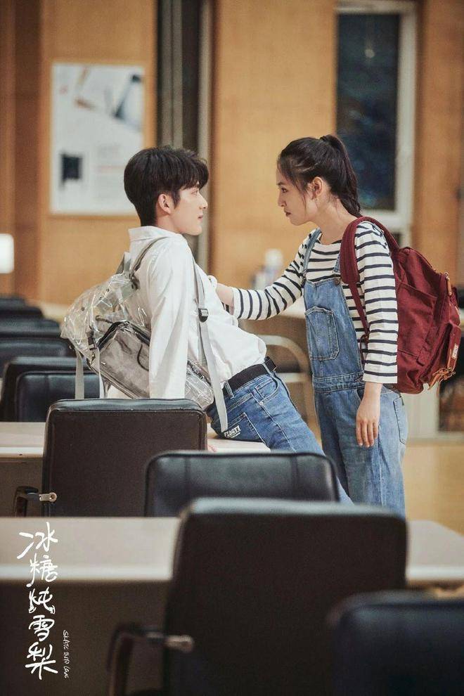 吴倩新剧《冰糖炖雪梨》播出,27岁饰演大学生全靠"运动装"减龄_卫衣