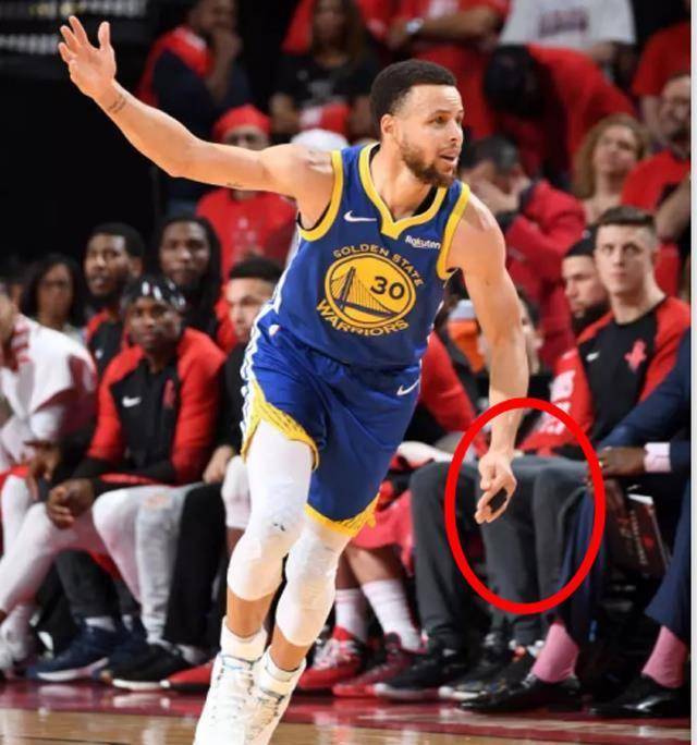 晋级西部决赛后,美国媒体透露了库里手指的伤情:"斯蒂芬手指脱臼了