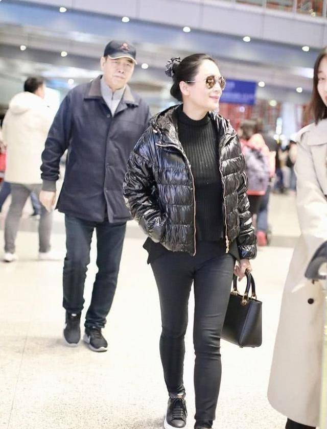 不过毕竟年纪大了,从侧面还能看出陈红的肚子还是很明显的,不过对于