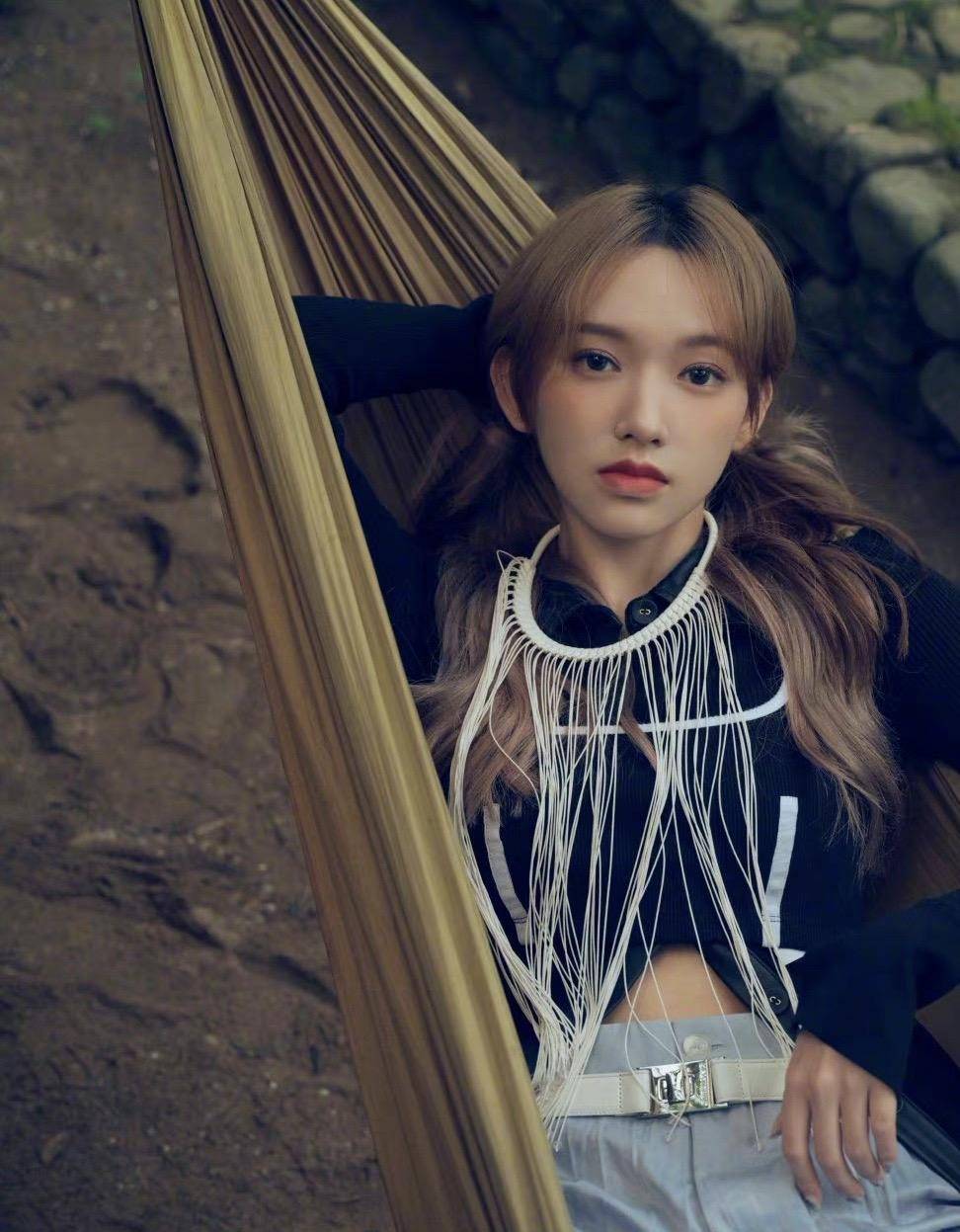 程潇丛林精灵封面大片,每一套都是温柔与野性并存,视觉盛宴_造型_时尚