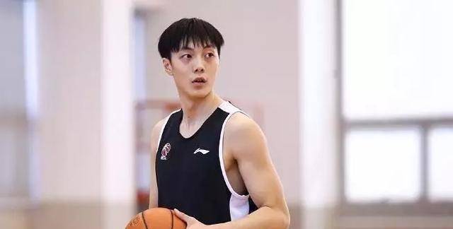 广东队最新消息:胡明轩年薪暴涨,潜力锋线续约五年,球霸被租借_球员