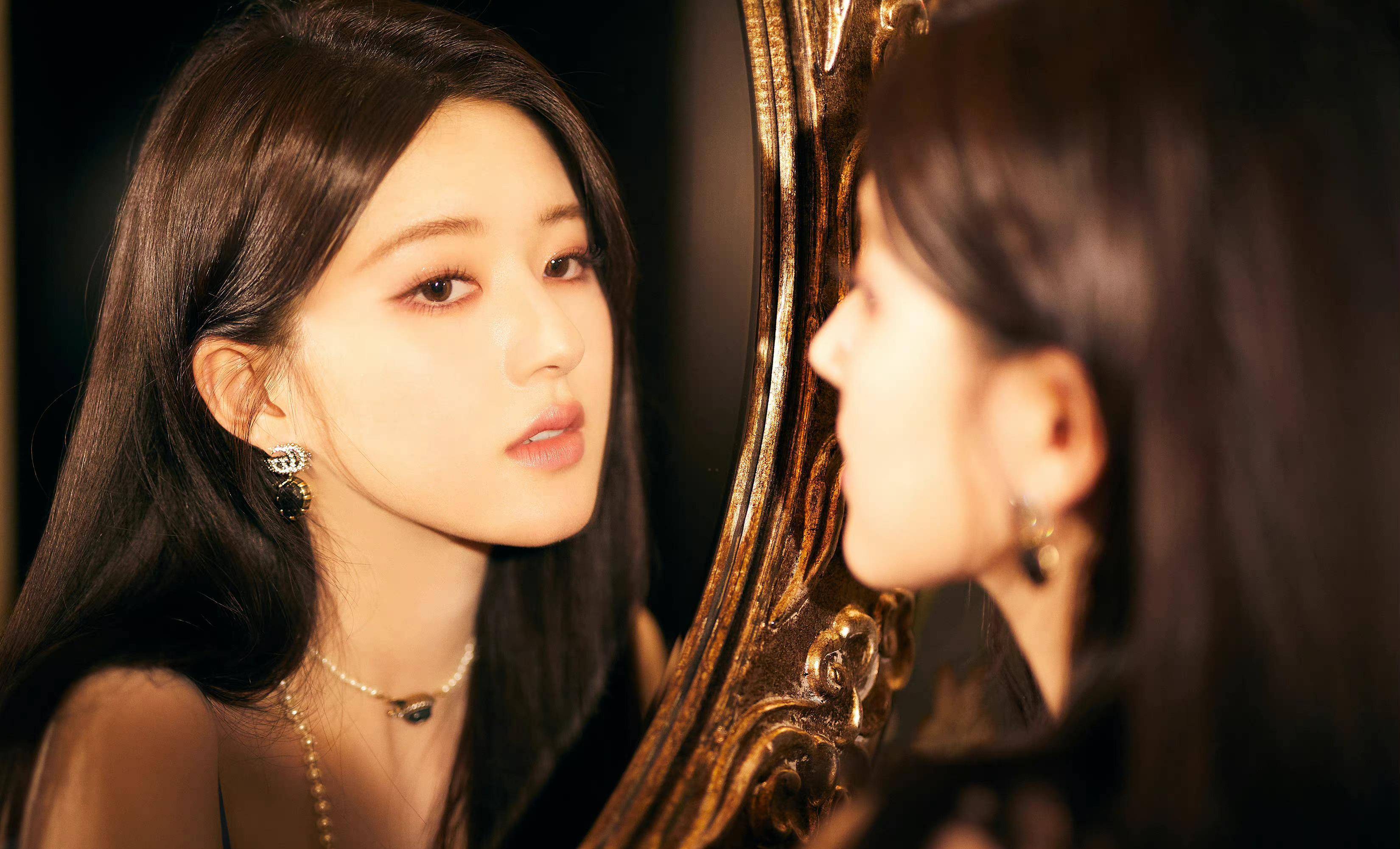 赵露思穿丝绒裙戴珍珠项链拍美照,乍一看很惊艳,但第二眼真的很适合你