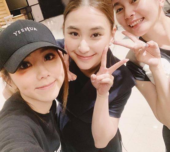 何超莲提前庆生,与闺蜜相聚笑容甜美,邓紫棋被调侃成"前男友"_窦骁