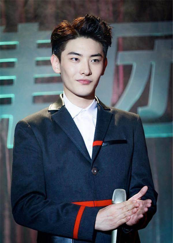 翻版杨洋现身学校录节目,粉丝差点认错_李瑞_网友_快手