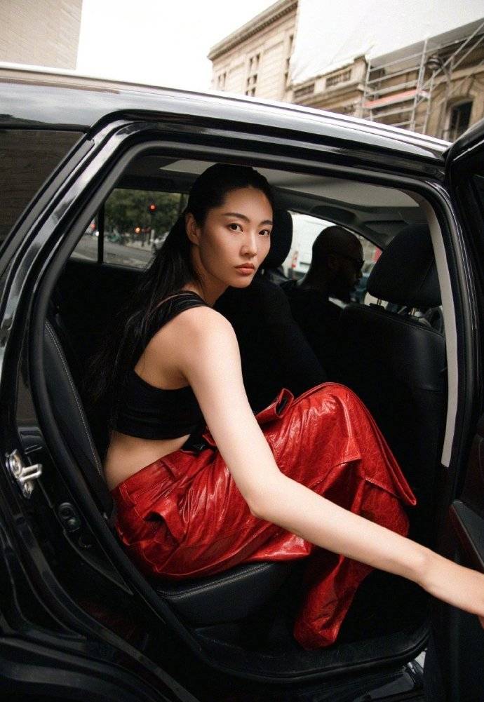 名模陈碧舸到巴黎走秀,四种风格打扮各有特色,肯定有一种你喜欢_旗袍