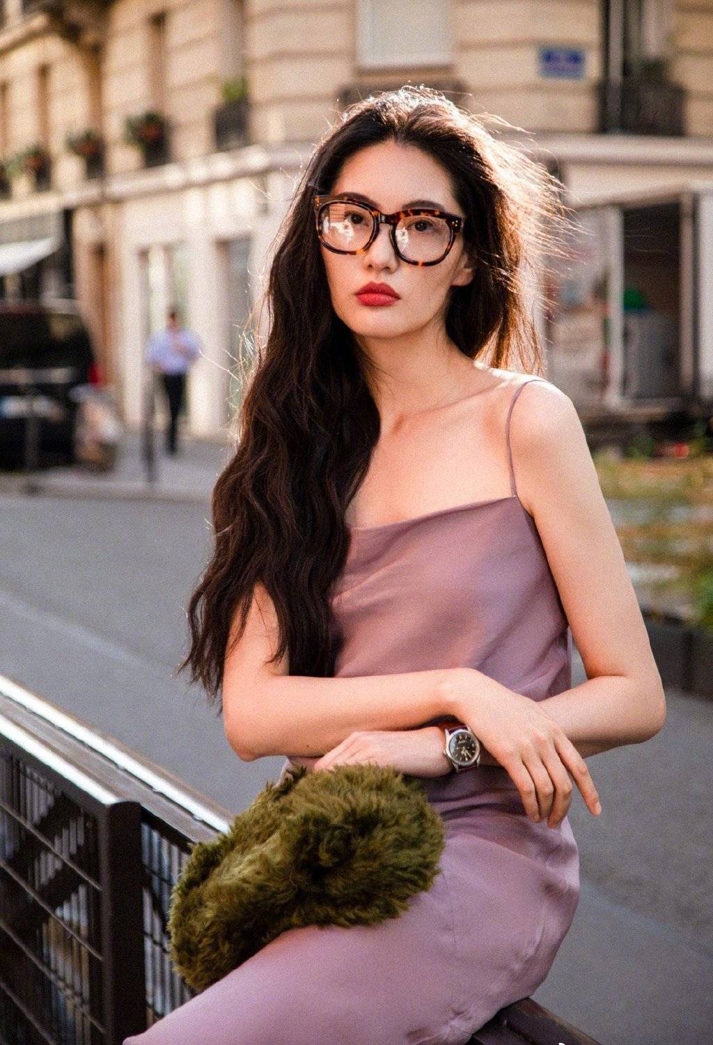 名模陈碧舸到巴黎走秀,四种风格打扮各有特色,肯定有一种你喜欢_旗袍